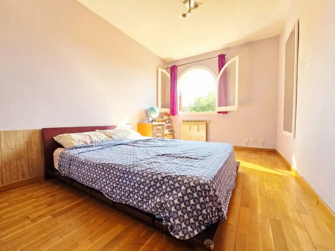 Schlafzimmer von Einfamilien-Reihenhaus zum Verkauf in Palau-solità i Plegamans mit Klimaanlage, Heizung und Privatgarten