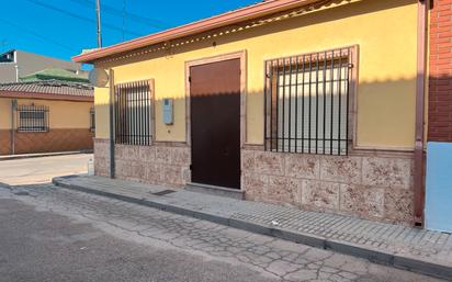 Vista exterior de Casa o xalet en venda en Herencia amb Calefacció, Terrassa i Moblat