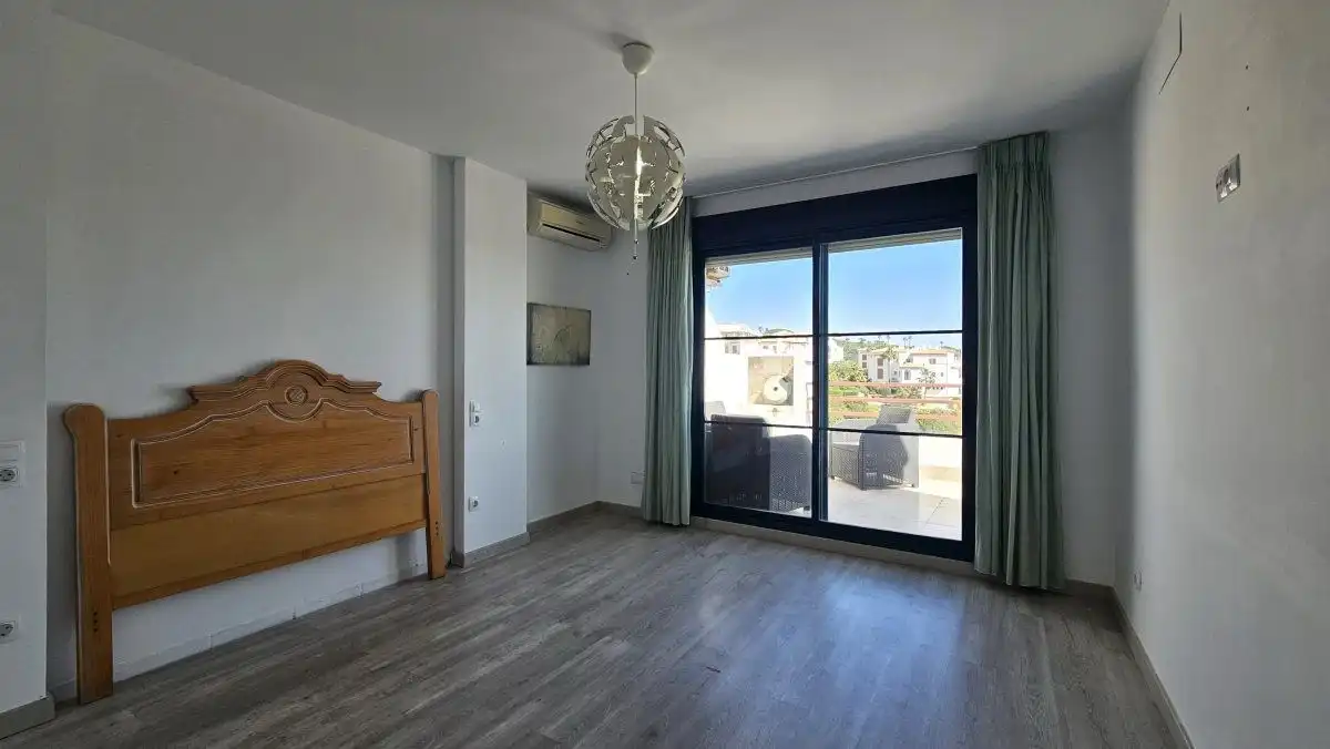 Schlafzimmer von Wohnungen zum Verkauf in La Alcaidesa mit Klimaanlage, Heizung und Terrasse