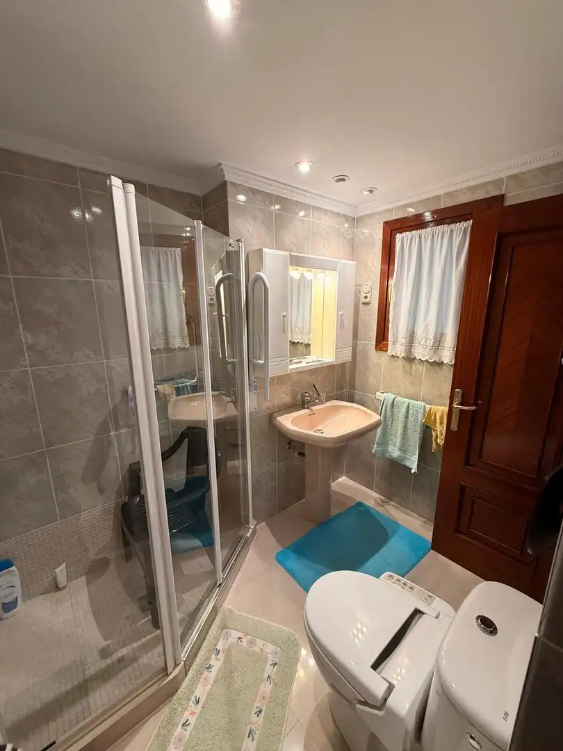 Baño de Apartamento de alquiler en Laredo con Calefacción, Terraza y Amueblado
