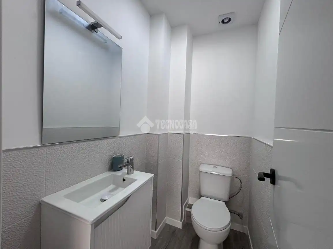 Bathroom of Flat for sale in Madrid