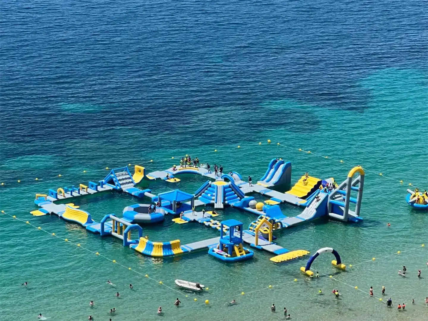 Schwimmbecken von Wohnung zur Miete in Benidorm mit Klimaanlage, Privatgarten und Schwimmbad