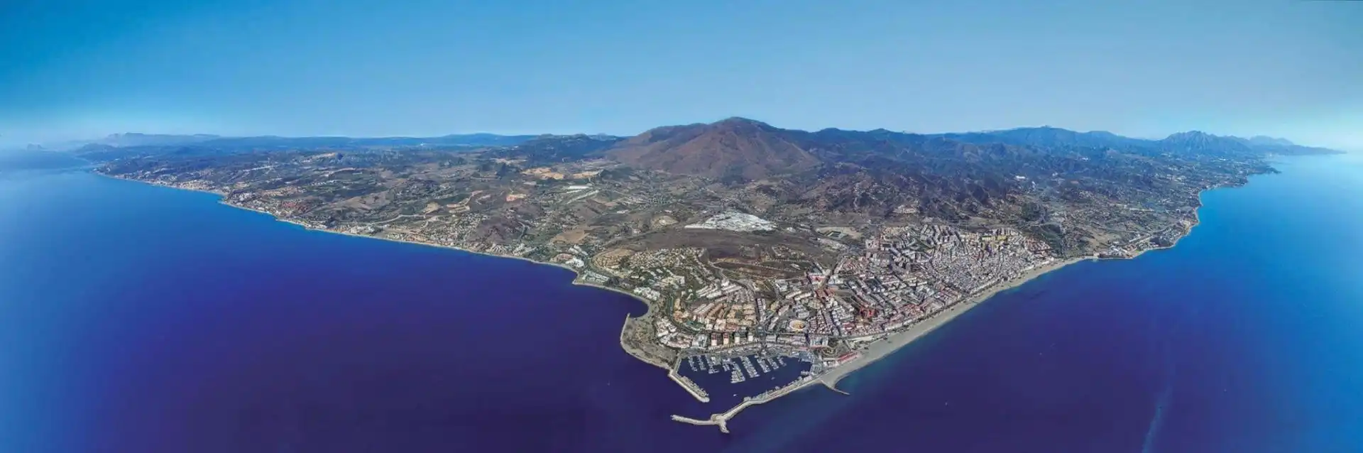 Vista exterior de Casa o xalet en venda en Estepona amb Aire condicionat, Jardí privat i Terrassa