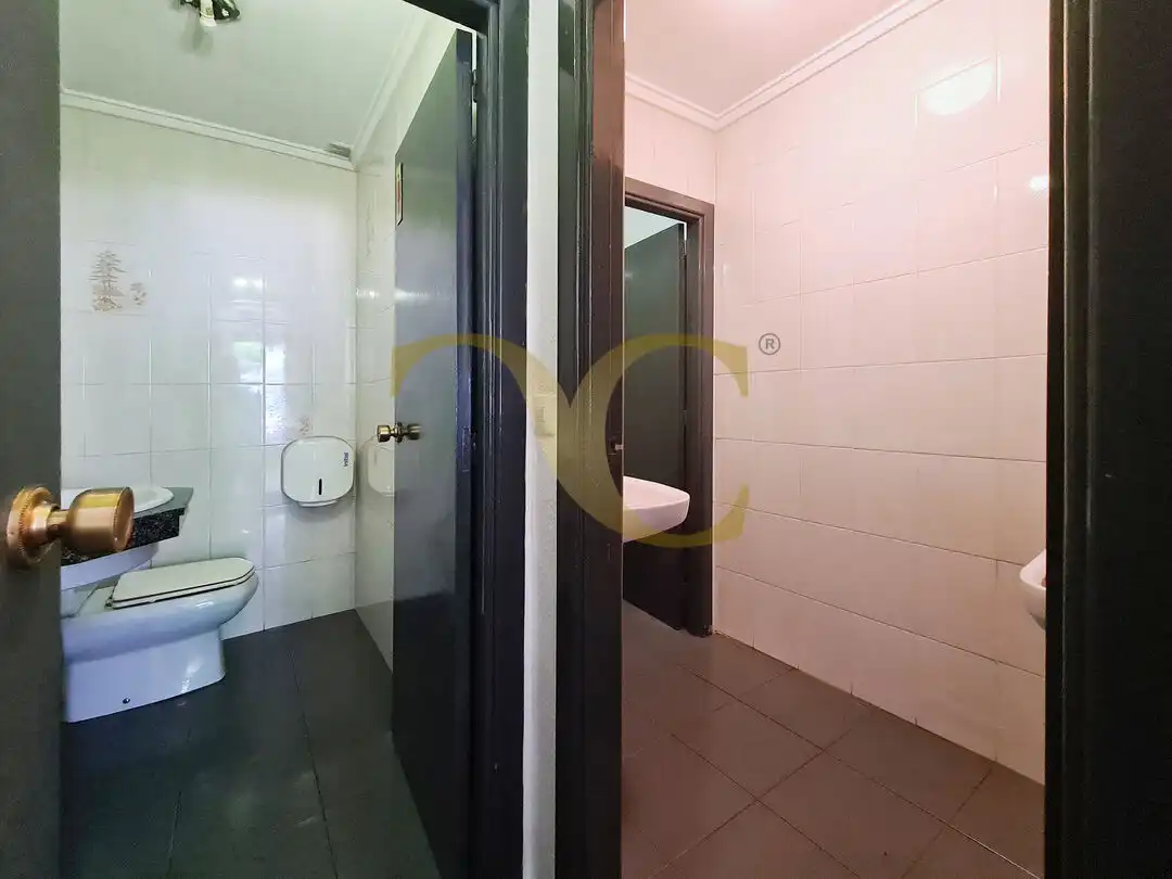 Badezimmer von Geschaftsraum zur Miete in Avilés mit Möbliert