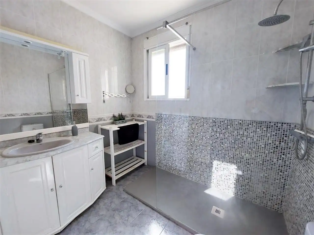 Badezimmer von Wohnung zum Verkauf in Elche / Elx mit Privatgarten, Schwimmbad und Möbliert