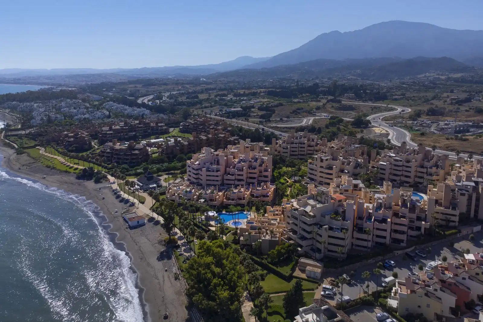 Vista exterior de Dúplex en venda en Estepona amb Aire condicionat, Terrassa i Traster