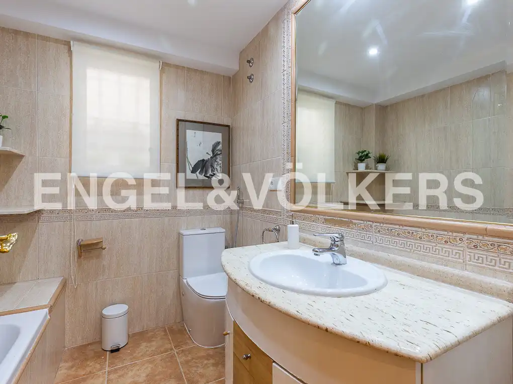 Bathroom of Flat for rent in Valencia  with Air Conditioner, Heating and Terrace