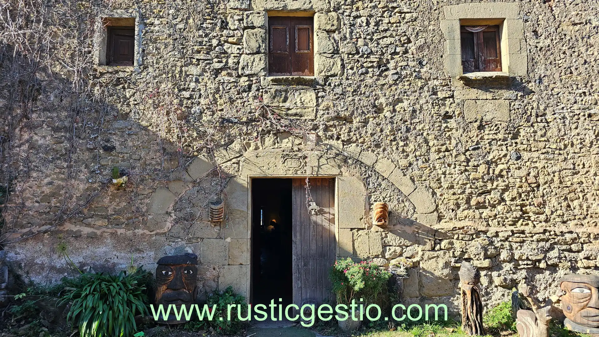 Vista exterior de Finca rústica en venda en Santa Pau amb Jardí privat, Terrassa i Balcó
