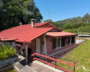 Vista exterior de Casa o xalet en venda en Mondariz amb Jardí privat, Traster i Moblat