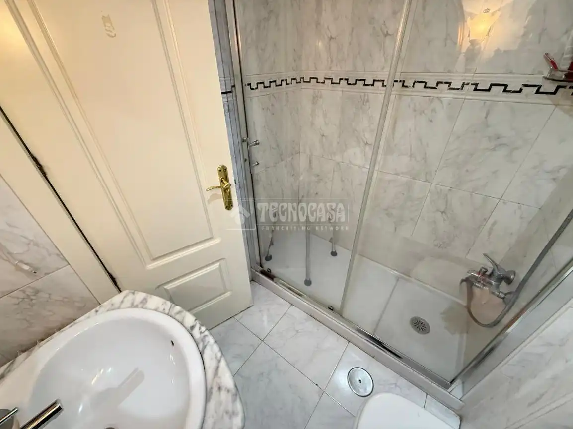 Baño de Piso en venta en Madrid con Calefacción y Terraza