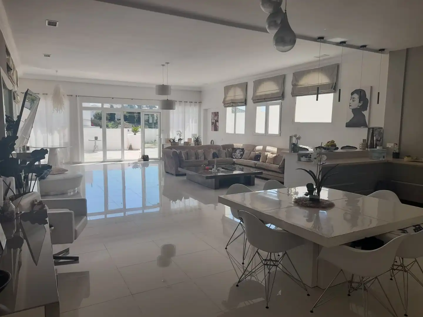 Sala d'estar de Casa o xalet en venda en Marbella amb Aire condicionat, Jardí privat i Terrassa