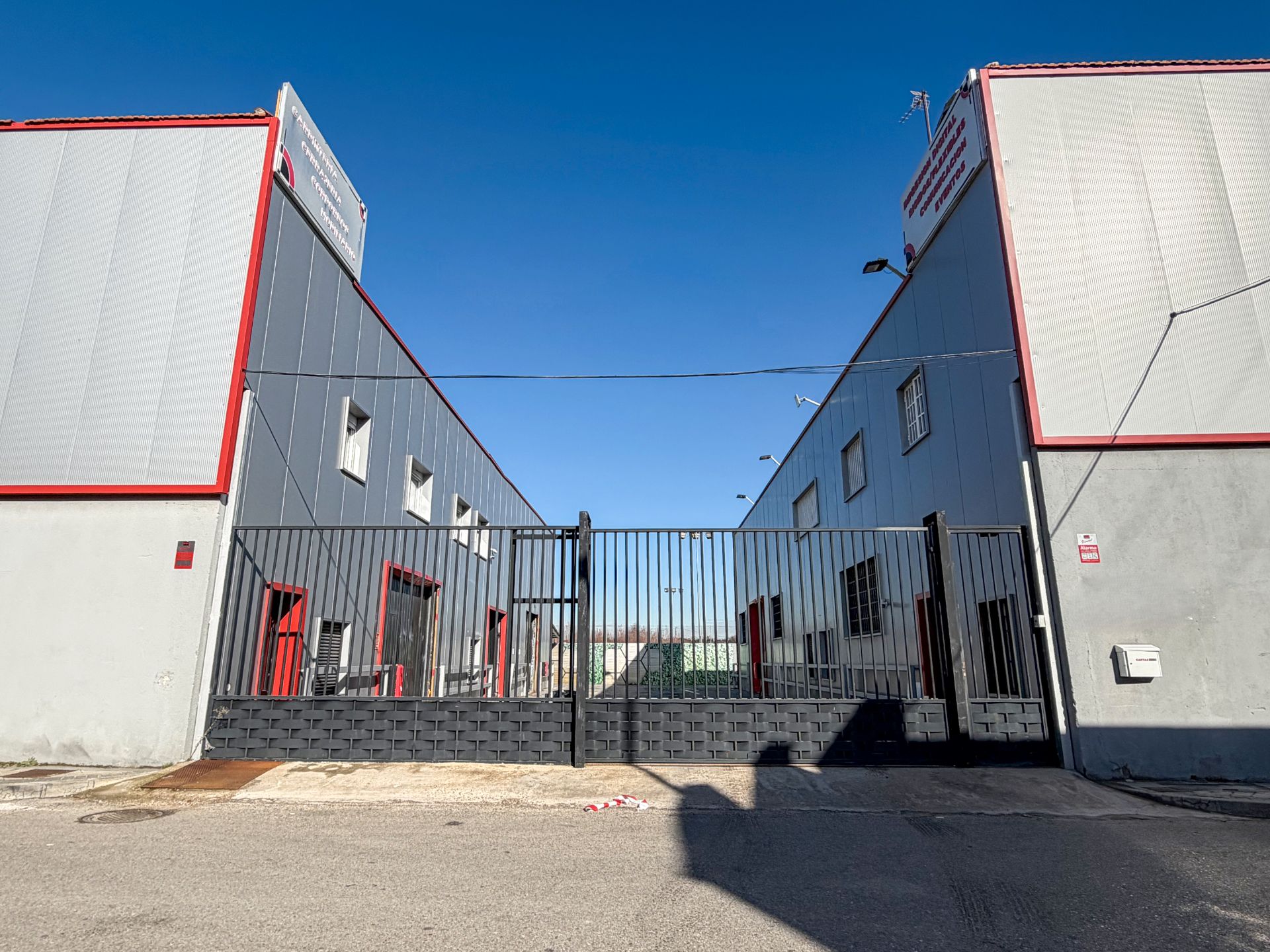 Vista exterior de Nave industrial en venta en Fuenlabrada