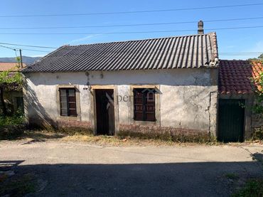 Casa amb jardí en venda a Boiro