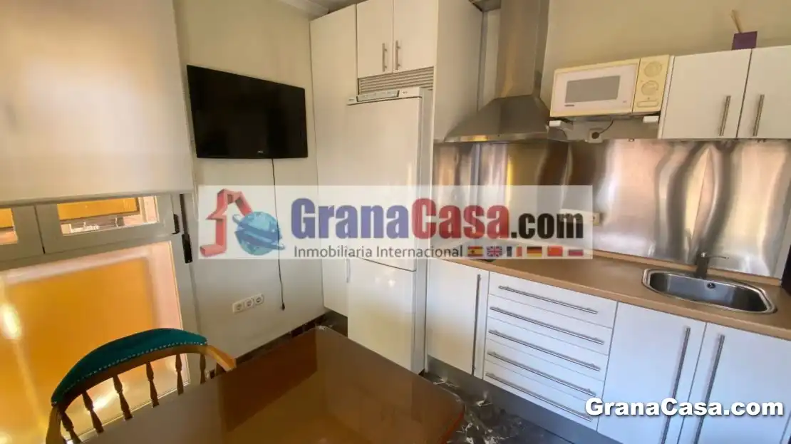 Cuina de Pis de lloguer en Granada amb Aire condicionat, Calefacció i Moblat
