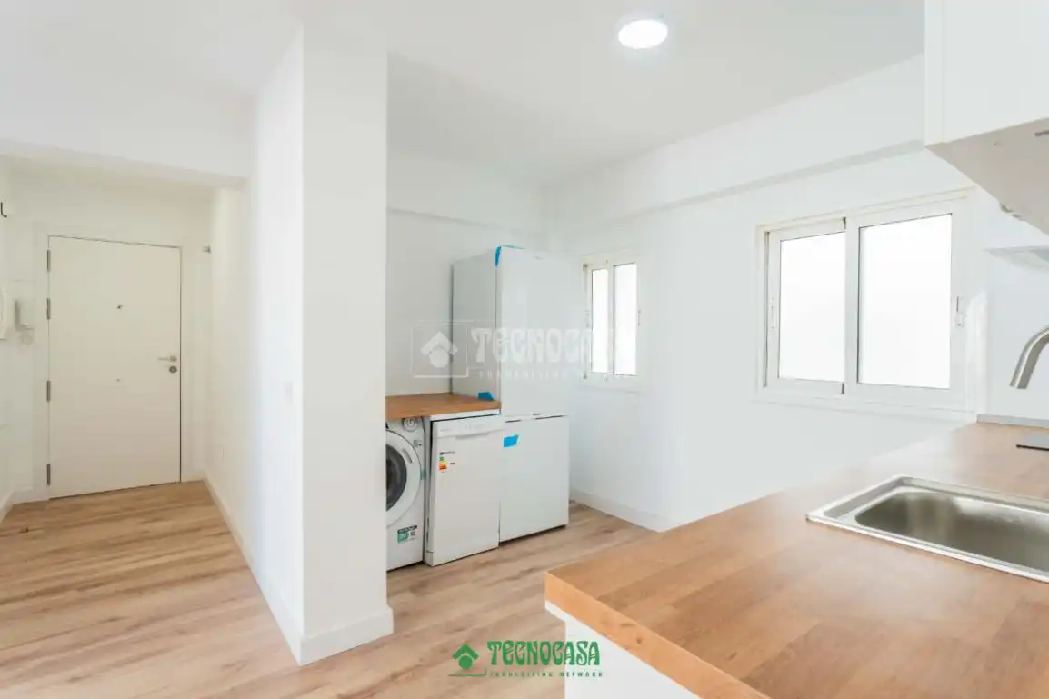 Habitación de Piso en venta en Almería con Calefacción y Balcón