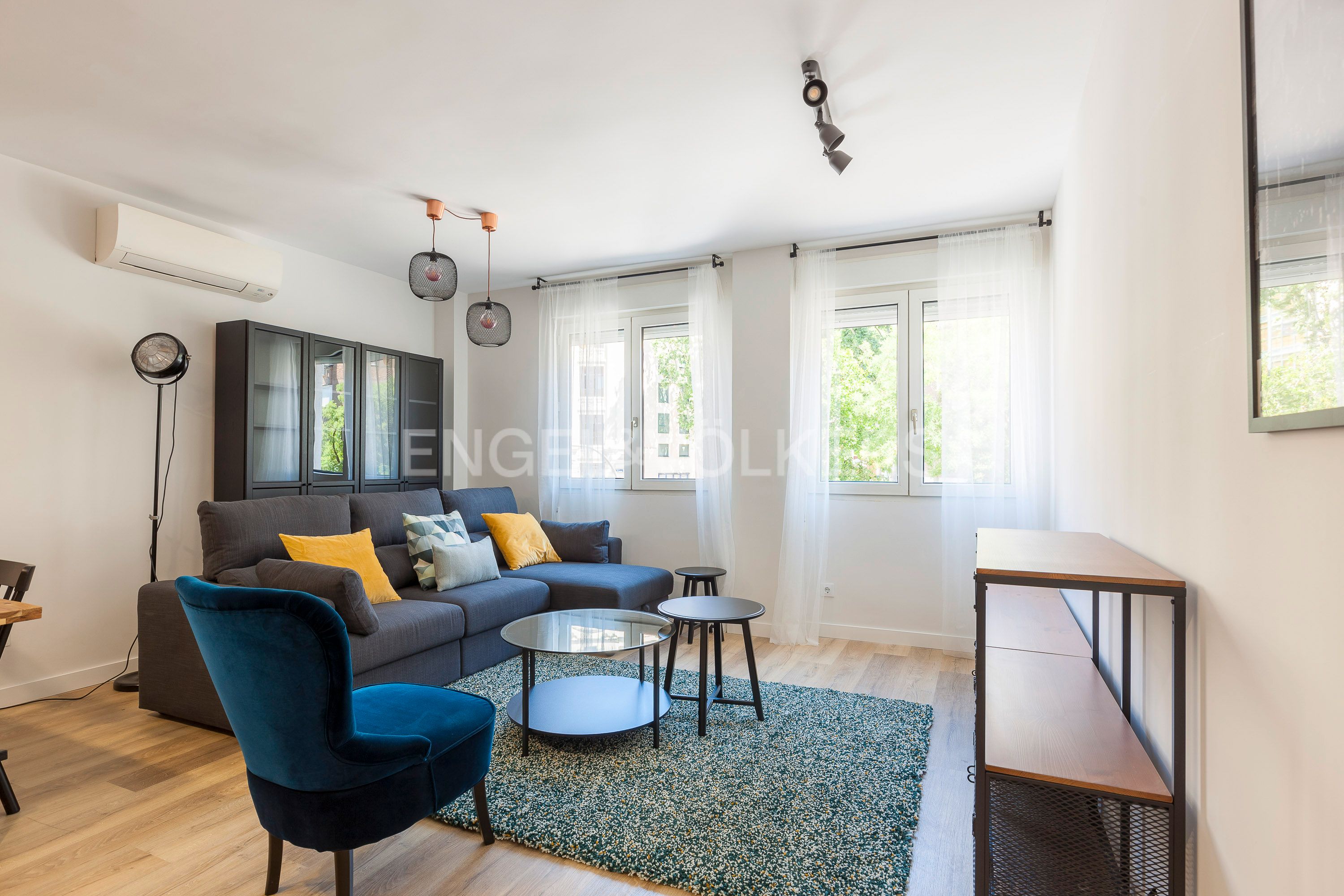 Sala d'estar de Apartament de lloguer en  Madrid Capital amb Aire condicionat, Calefacció i Parquet