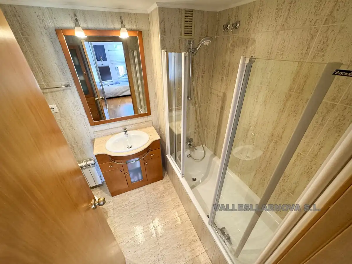 Bathroom of Flat for sale in Mollet del Vallès  with Parquet flooring, Storage room and Balcony