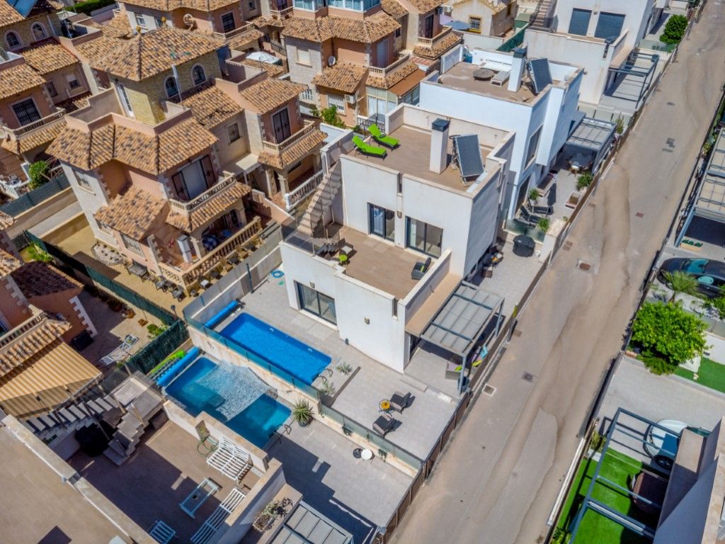 Vista exterior de Casa o xalet en venda en Torrevieja amb Jardí privat i Piscina
