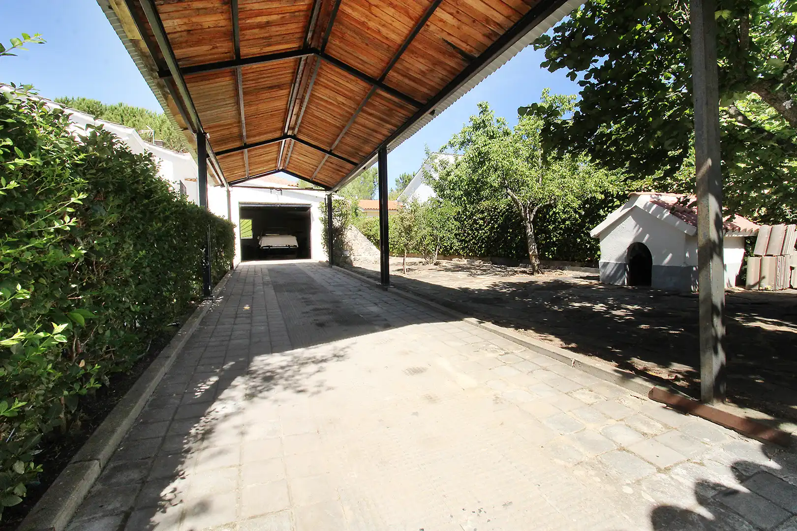 Parkplatz von Einfamilien-Reihenhaus zum Verkauf in Torremocha de Jarama mit Heizung, Privatgarten und Internet