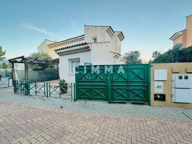 Vista exterior de Casa adosada en venda en Polop amb Calefacció, Jardí privat i Terrassa