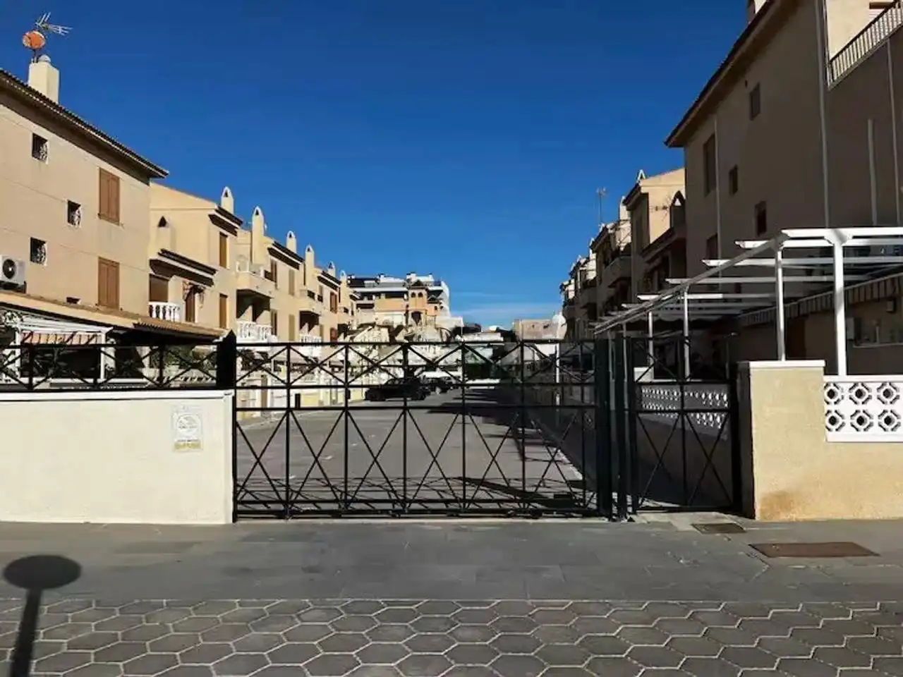 Vista exterior de Casa o chalet de alquiler en Santa Pola con Amueblado, Lavadora y Microondas
