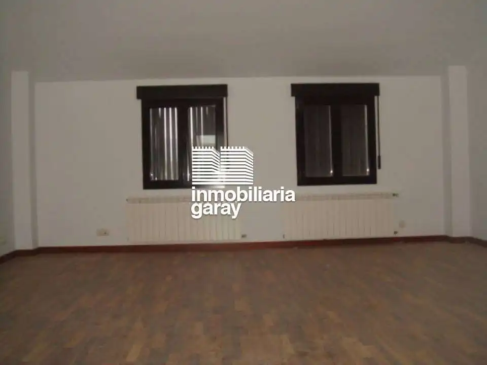 Sala d'estar de Dúplex en venda en Medina de Pomar amb Calefacció, Terrassa i Moblat