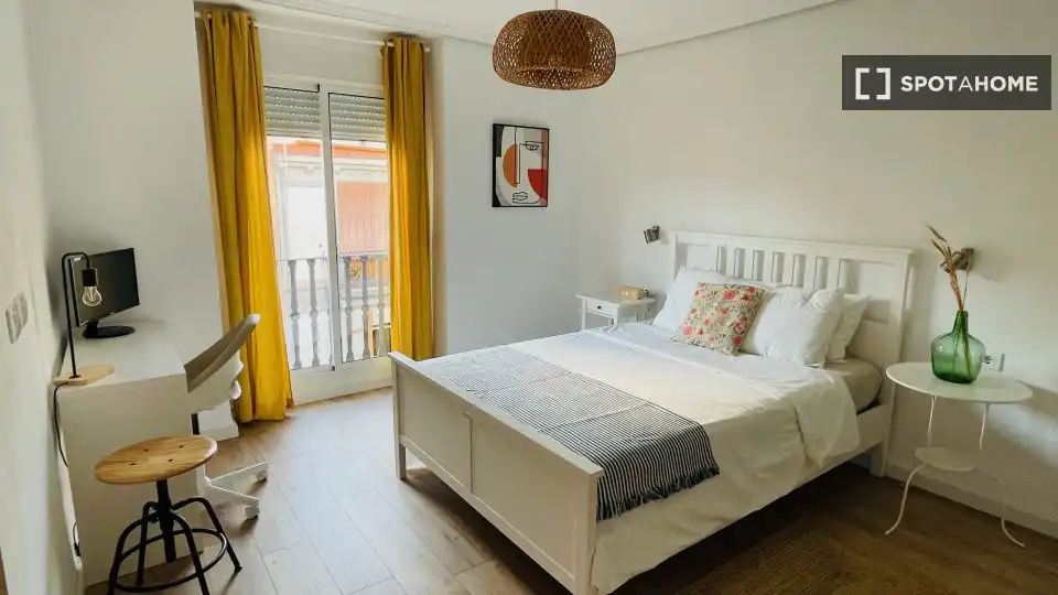 Flat with terrace to rent in Extramurs