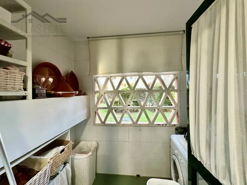Vista exterior de Piso en venta en Estepona con Aire acondicionado, Terraza y Piscina