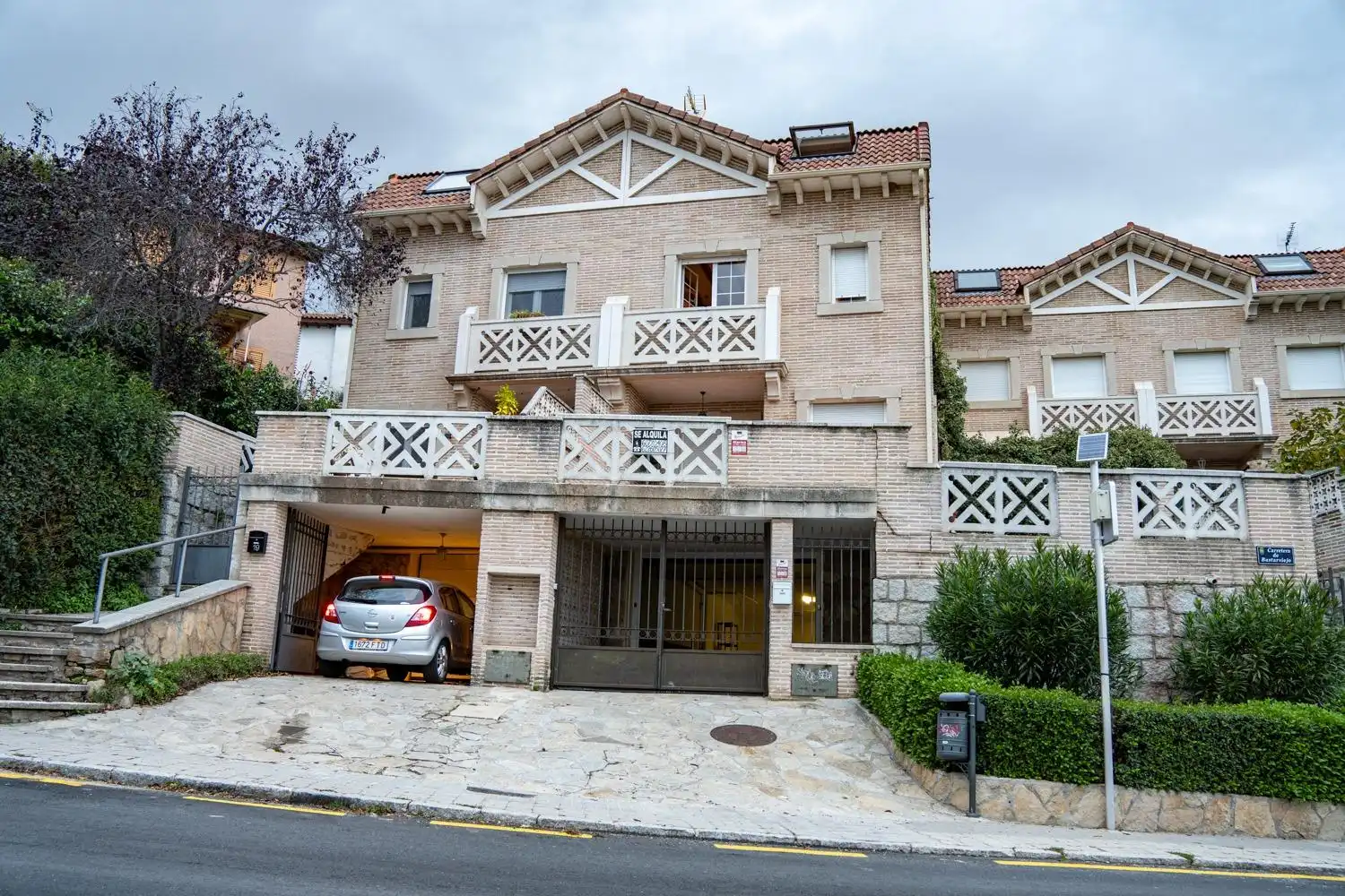 Außenansicht von Einfamilien-Reihenhaus zur Miete in Miraflores de la Sierra mit Heizung, Möbliert und Balkon