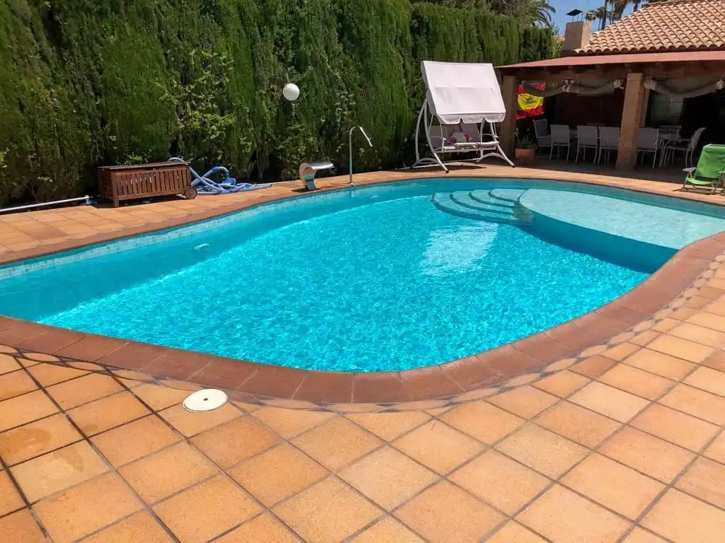 Piscina de Casa o chalet en venta en Elda con Aire acondicionado, Calefacción y Jardín privado