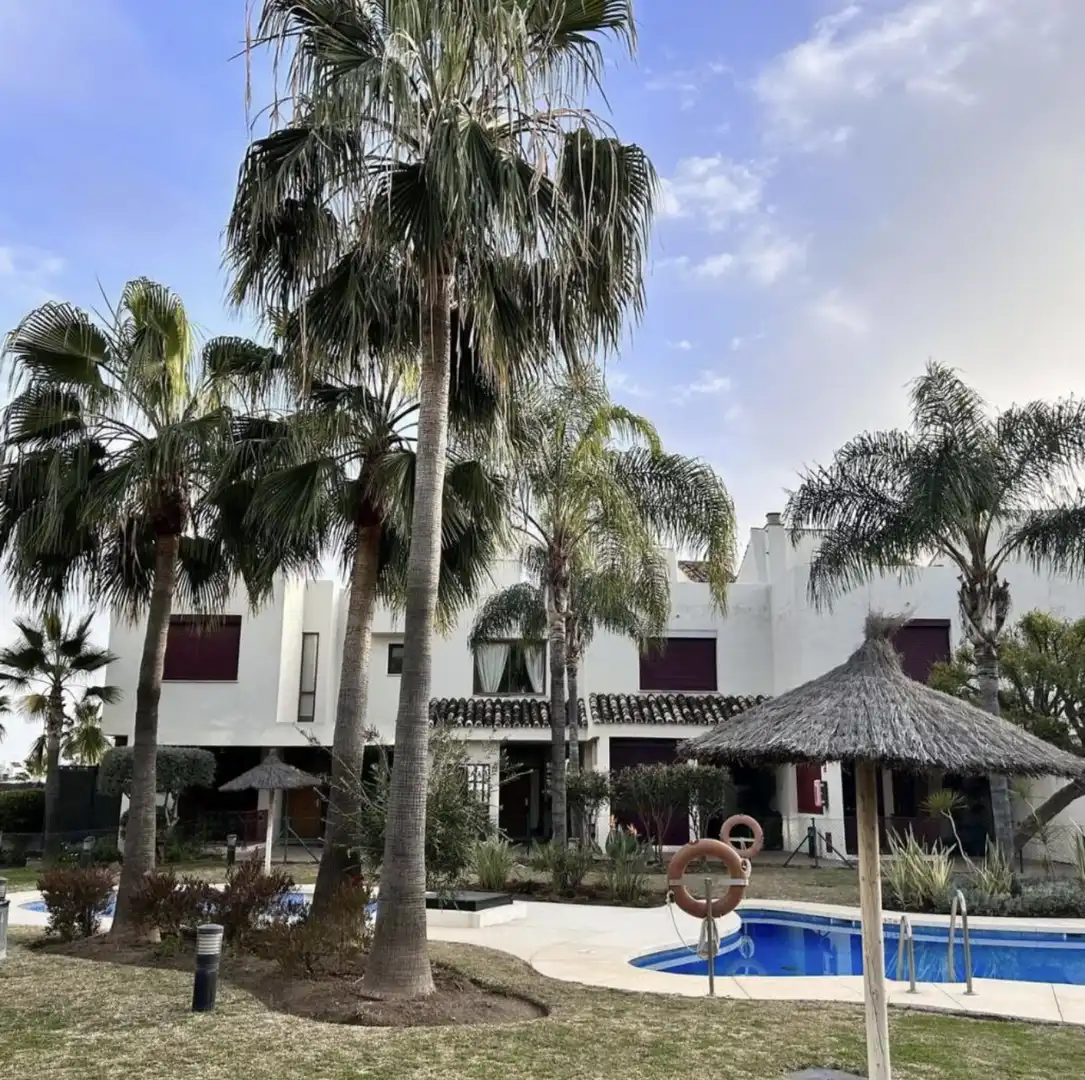 Außenansicht von Einfamilien-Reihenhaus mieten mit Kaufoption in Estepona mit Klimaanlage, Terrasse und Möbliert