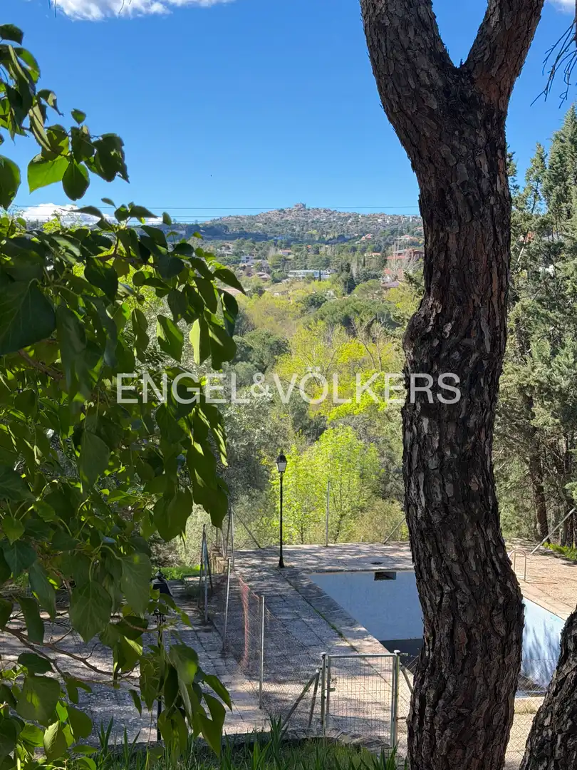 Vista exterior de Casa o xalet en venda en Las Rozas de Madrid amb Calefacció, Jardí privat i Piscina