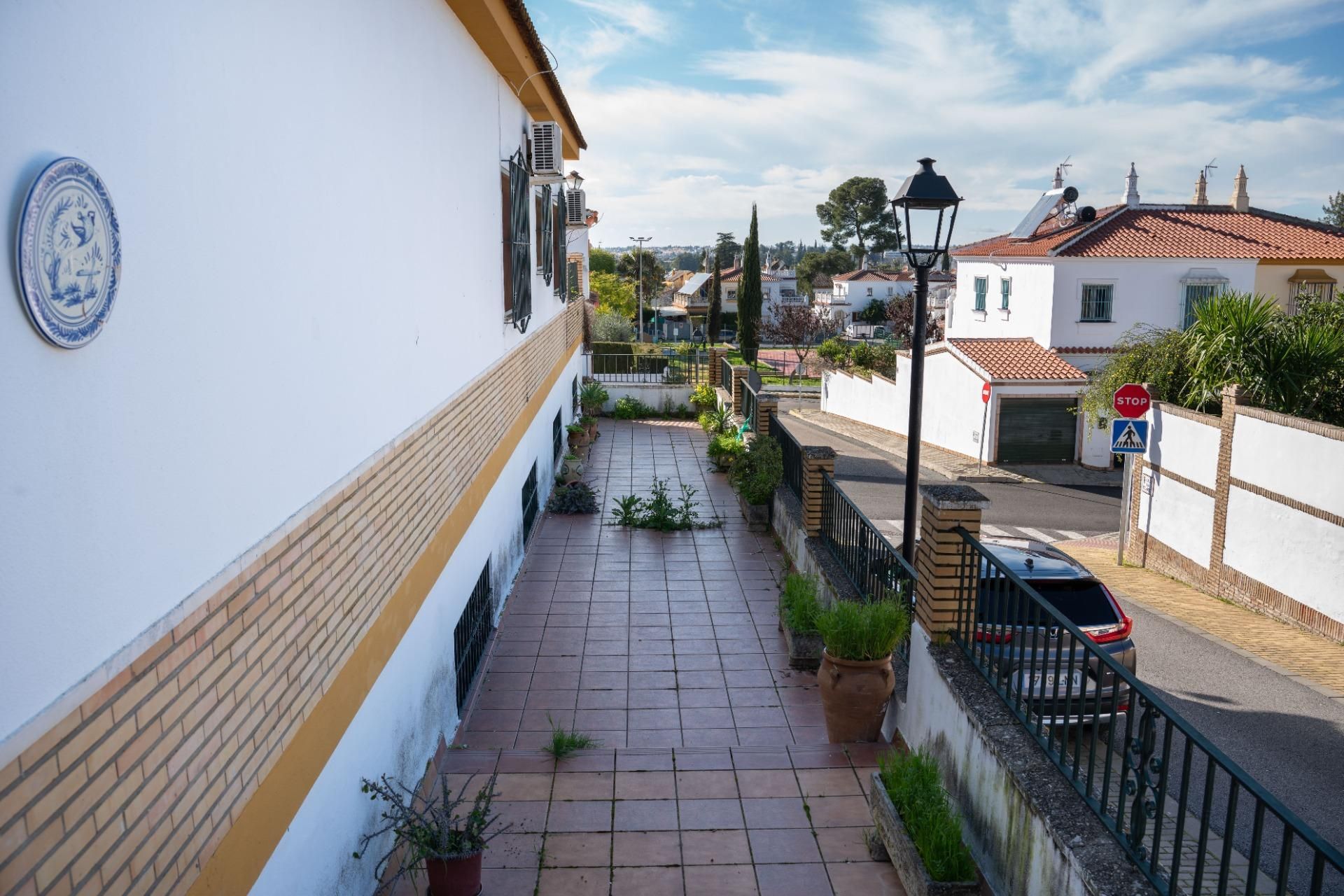 Vista exterior de Casa o xalet en venda en Gines amb Aire condicionat, Jardí privat i Terrassa