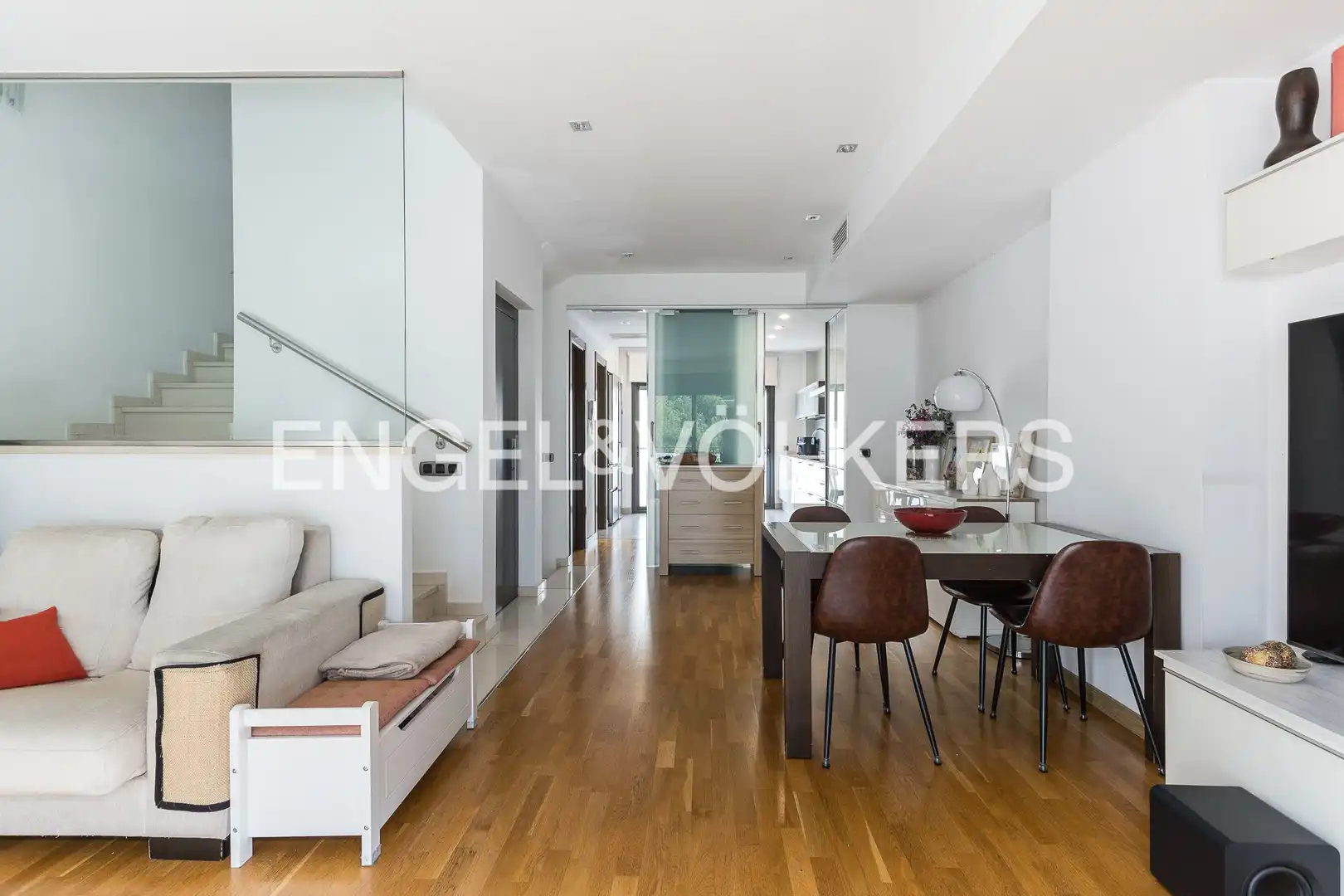 Sala de estar de Casa adosada en venta en Barcelona con Aire acondicionado, Calefacción y Jardín privado