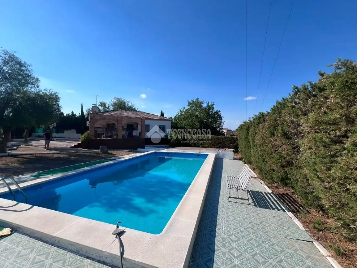 Piscina de Casa adosada en venda en Jaén amb Aire condicionat i Piscina