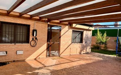 Jardí de Casa adosada en venda en Quer amb Aire condicionat, Calefacció i Jardí privat