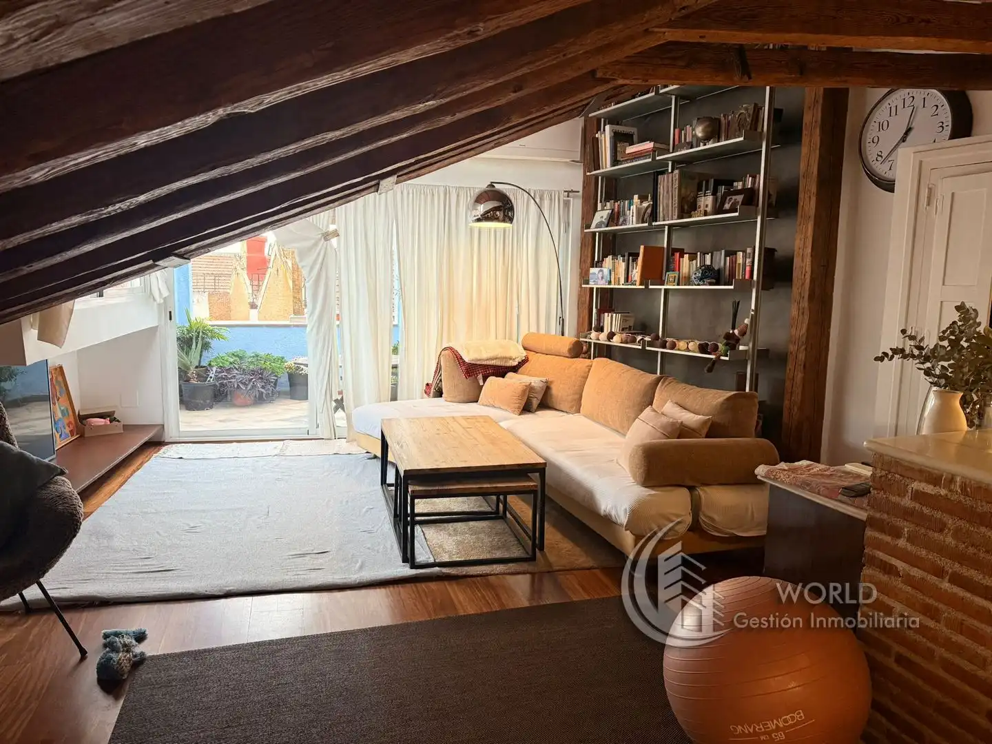 Wohnzimmer von Dachboden zur Miete in Madrid mit Klimaanlage, Heizung und Terrasse