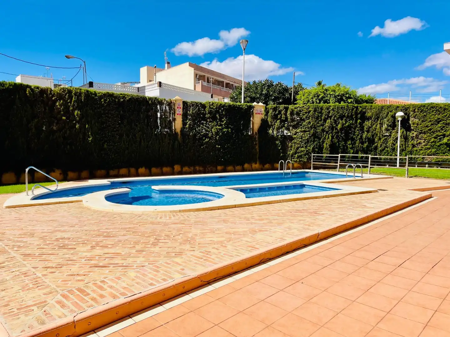 Piscina de Apartament en venda en Torrevieja amb Jardí privat, Terrassa i Moblat