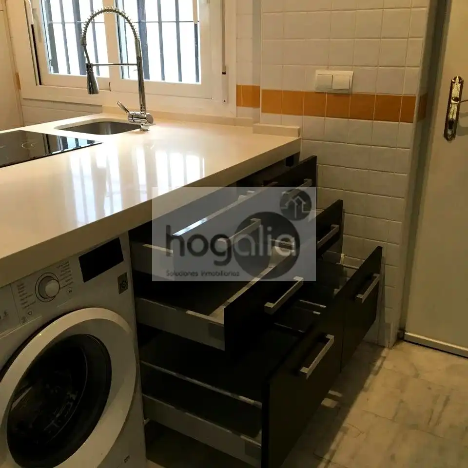 Cuina de Pis de lloguer en Sevilla amb Aire condicionat i Balcó