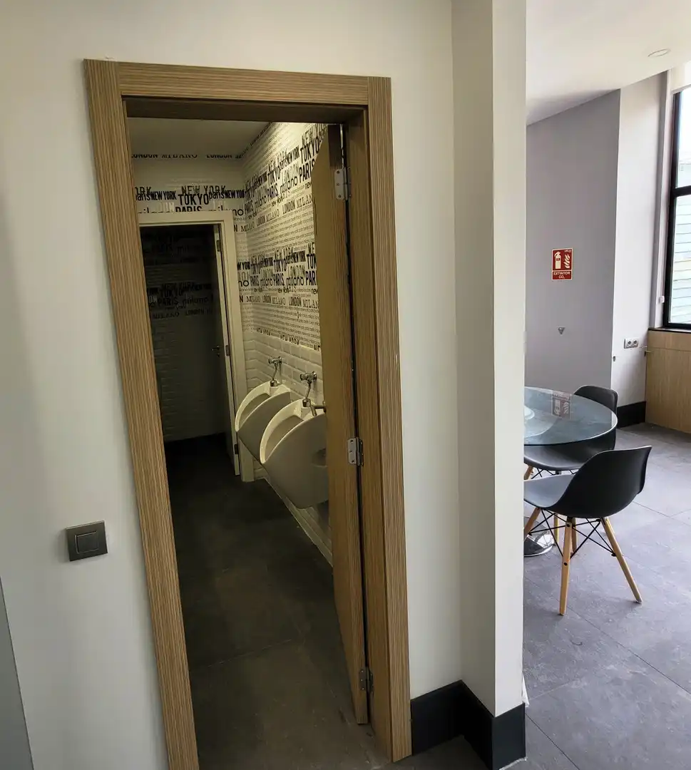 Bany de Oficina en venda en Madrid amb Aire condicionat, Calefacció i Internet