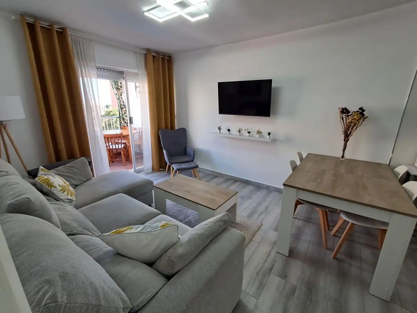 Sala d'estar de Pis de lloguer en Torrevieja amb Aire condicionat, Calefacció i Terrassa
