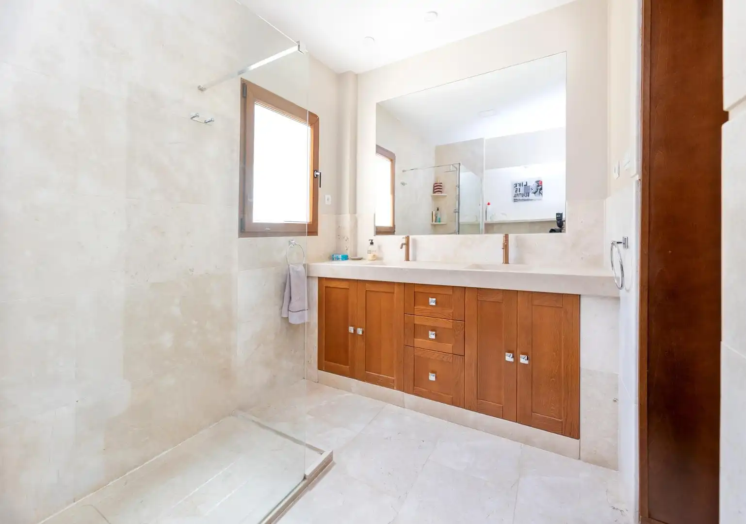 Badezimmer von Haus oder Chalet zum Verkauf in Albolote mit Klimaanlage, Heizung und Privatgarten