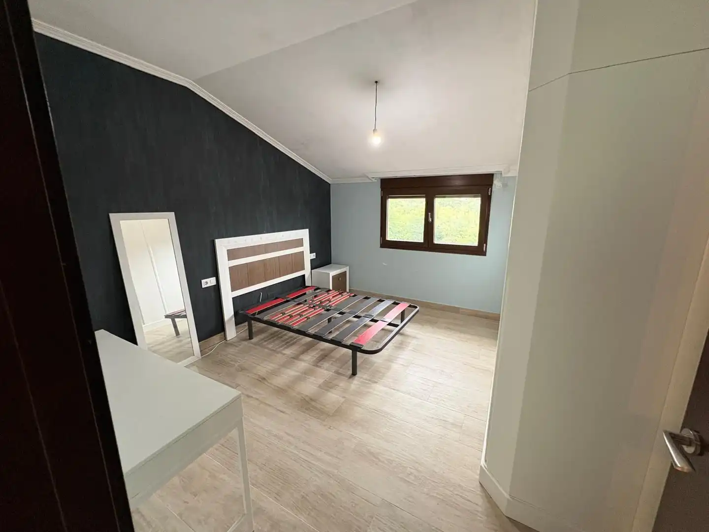 Dormitori de Casa o xalet en venda en Cangas  amb Jardí privat i Terrassa