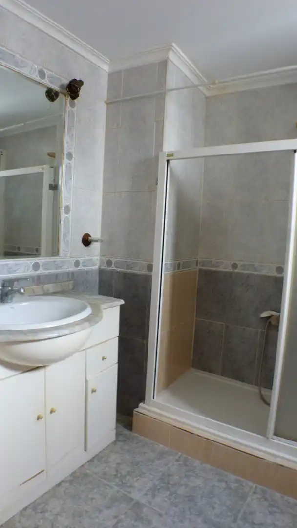 Bany de Apartament en venda en Alicante / Alacant amb Terrassa, Traster i Moblat