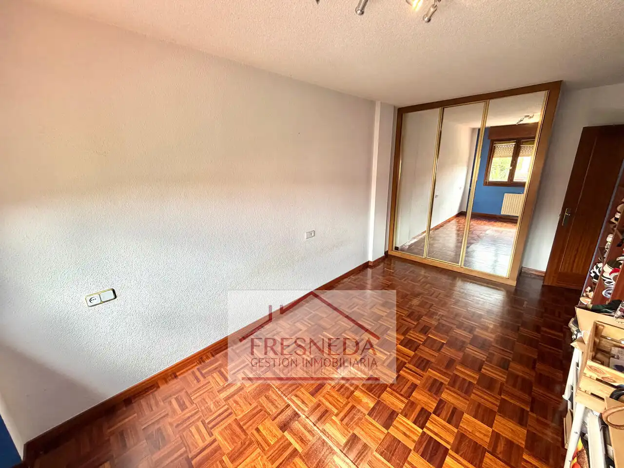 Schlafzimmer von Einfamilien-Reihenhaus zum Verkauf in Siero mit Heizung, Privatgarten und Parkett