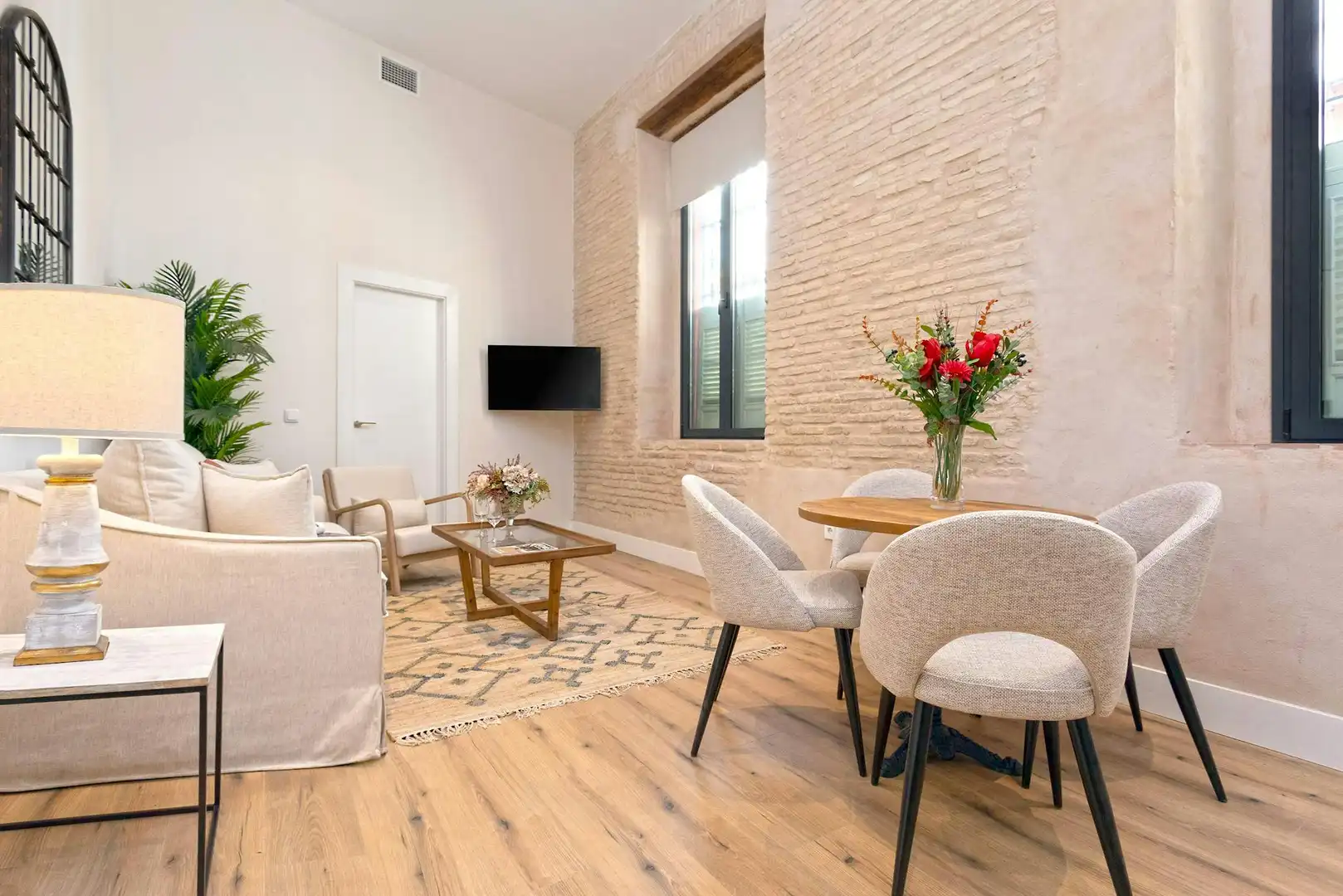Living room of Flat for rent in Sevilla  with Air Conditioner, Heating and Washing machine