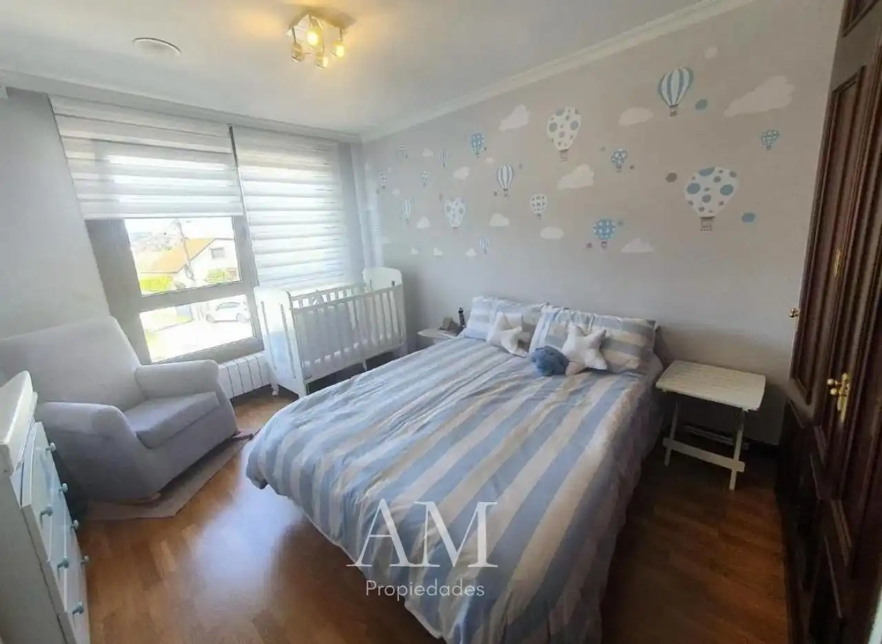 Dormitori de Casa o xalet en venda en Vigo  amb Calefacció, Jardí privat i Terrassa