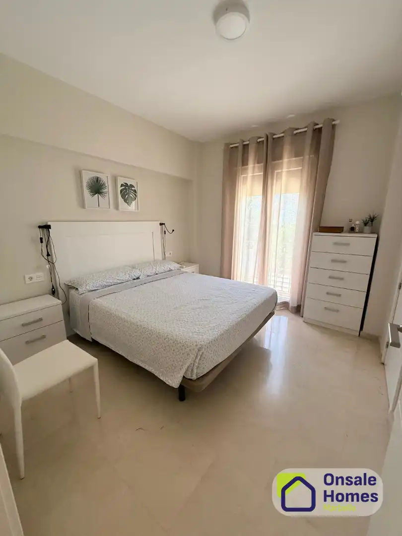 Habitación de Casa adosada de alquiler con opción a compra en Marbella con Terraza, Amueblado y Piscina comunitaria