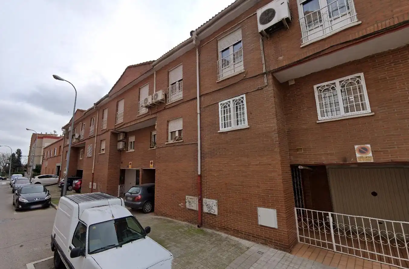 Vista exterior de Casa adosada en venda en Fuenlabrada amb Calefacció i Traster