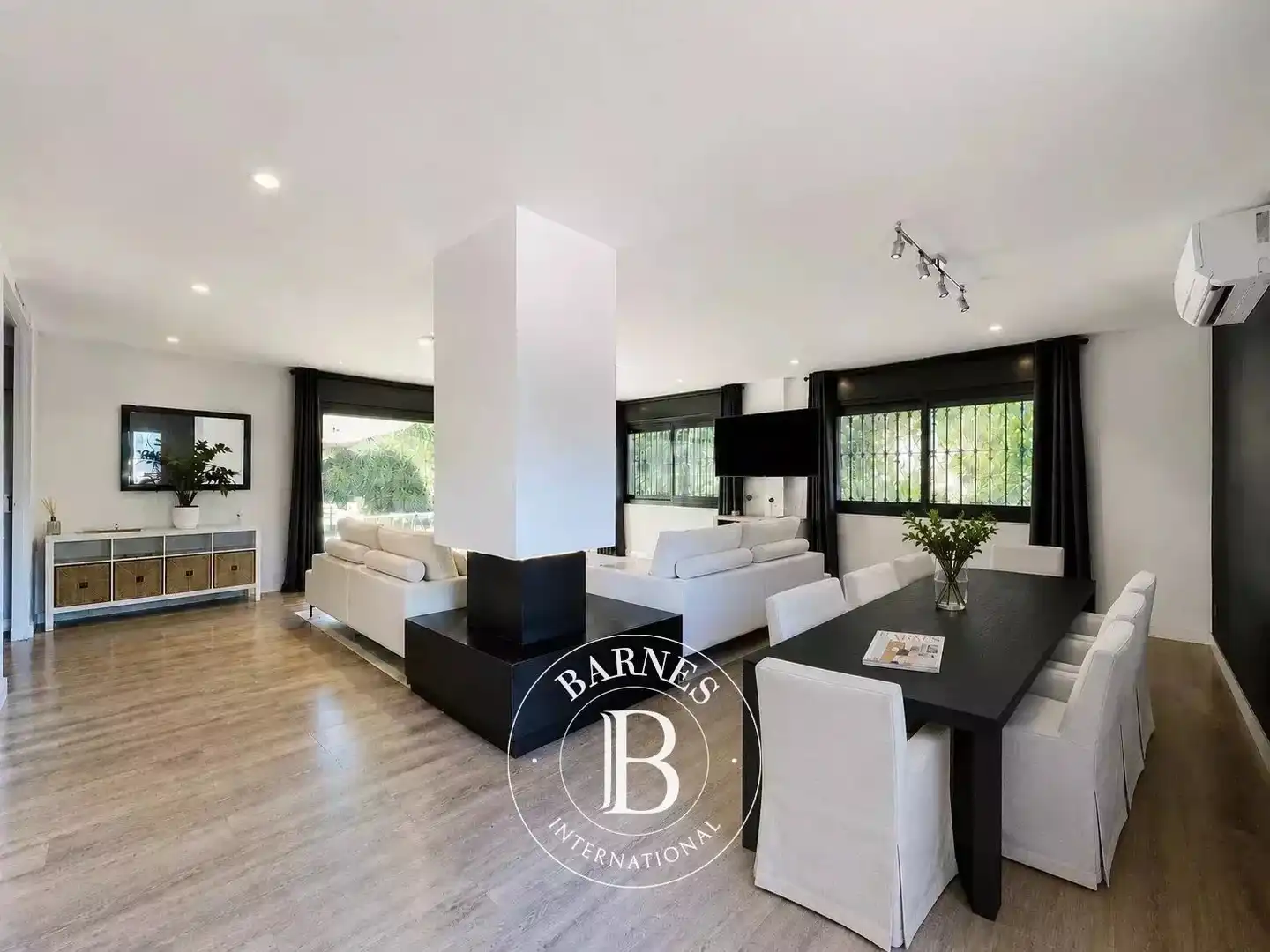 Sala d'estar de Casa o xalet en venda en Cerdanyola del Vallès amb Aire condicionat, Calefacció i Jardí privat